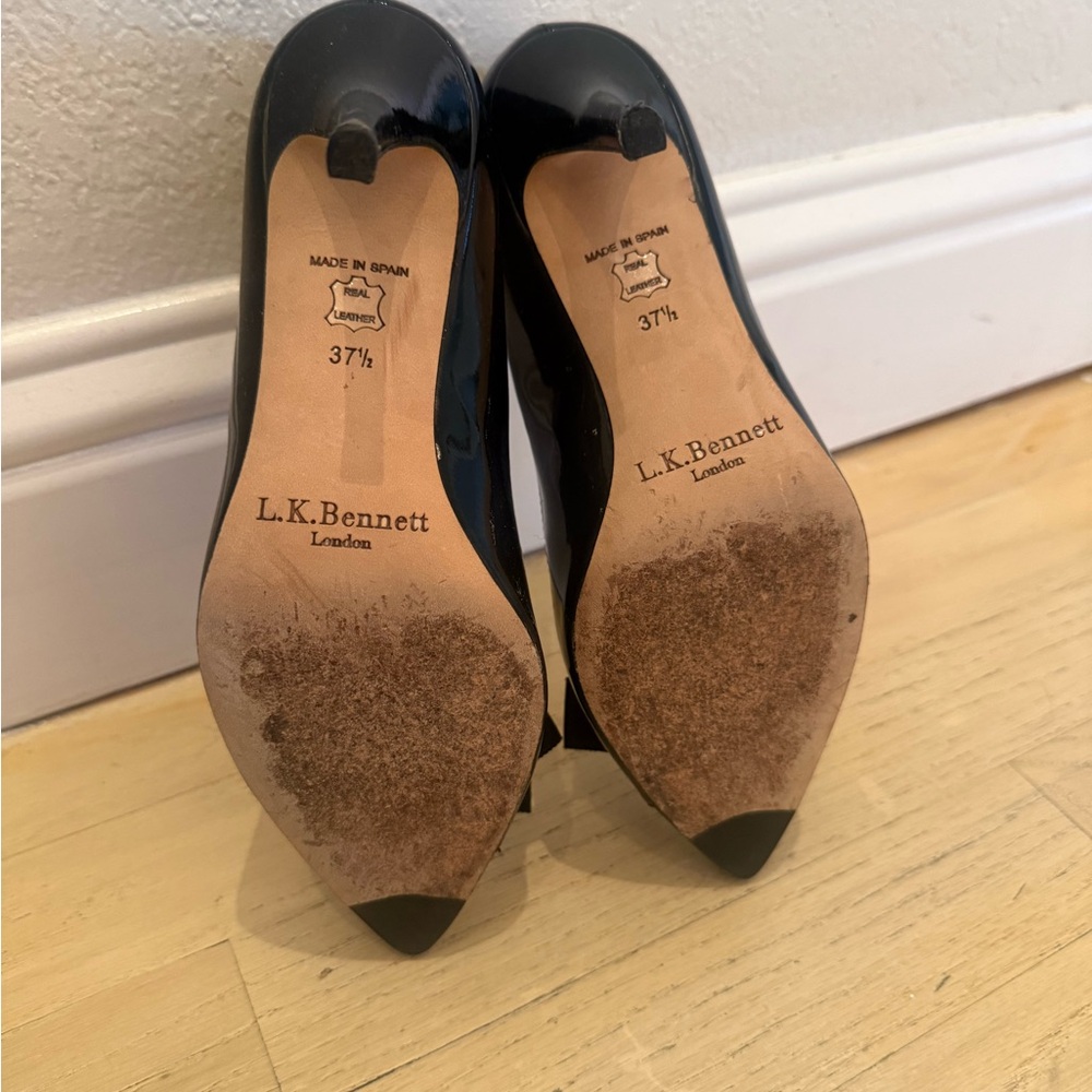 LK Bennett Black Patent Pointed Pumps with Bow and Metal Accent - Picture 7 of 9
